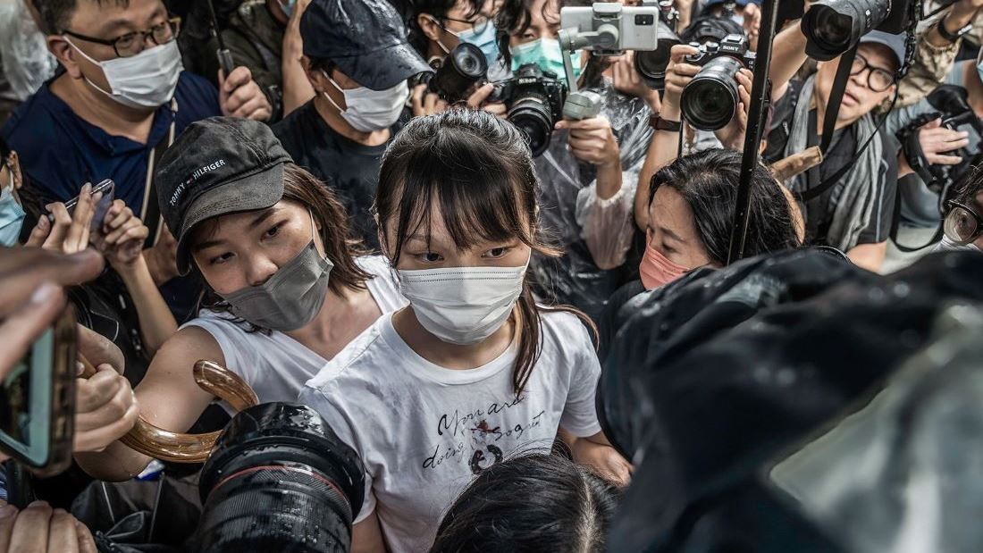 香港民主活動家の周庭氏、カナダ移住　監視生活の恐怖を回想